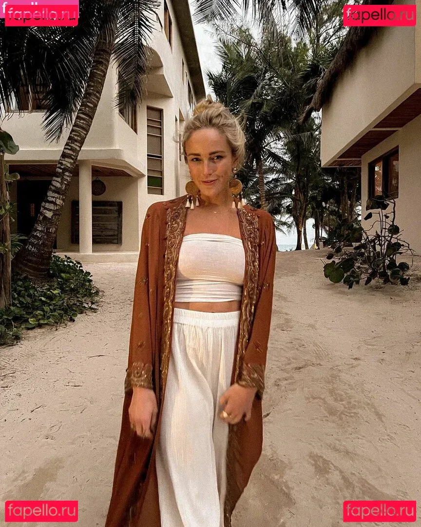 Caity Lotz Onlyfans Photo Gallery 