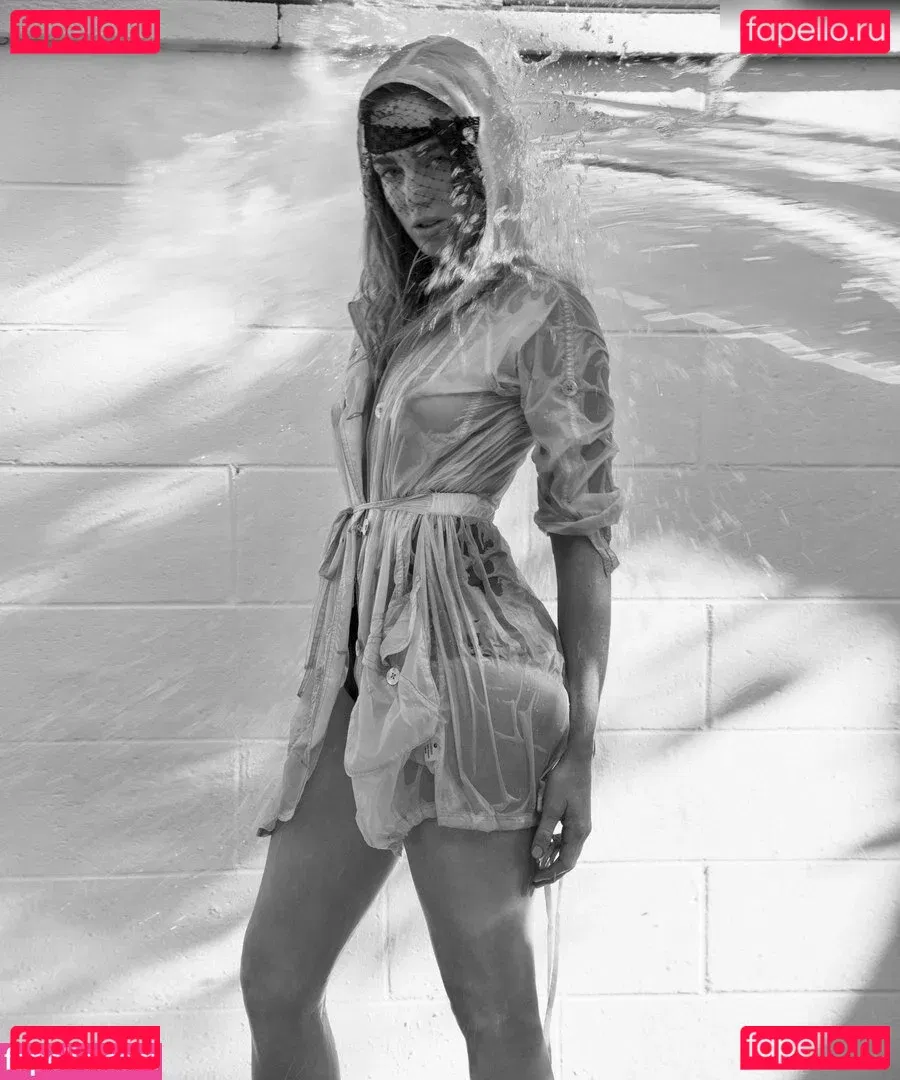 Caity Lotz Onlyfans Photo Gallery 