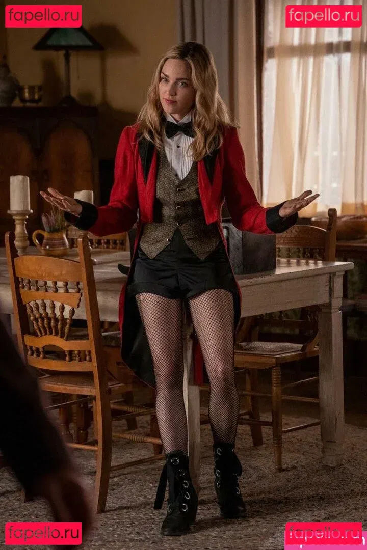 Caity Lotz Onlyfans Photo Gallery 