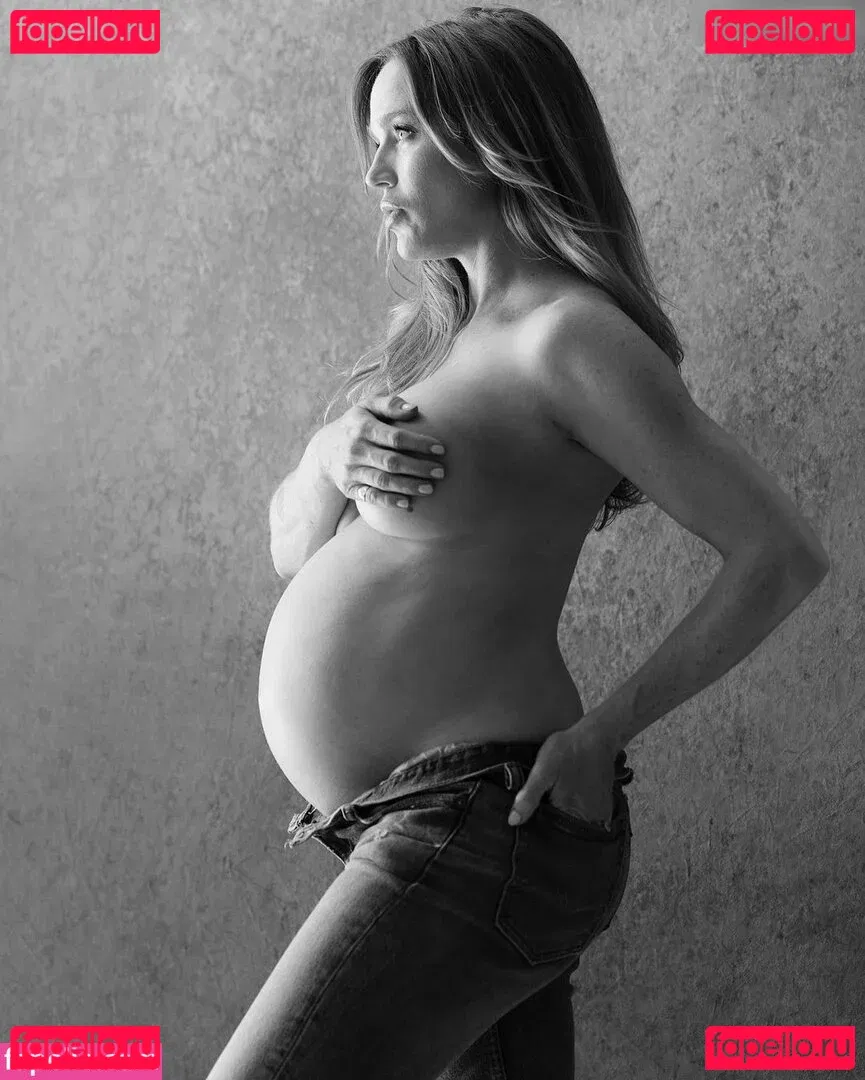 Caity Lotz Onlyfans Photo Gallery 