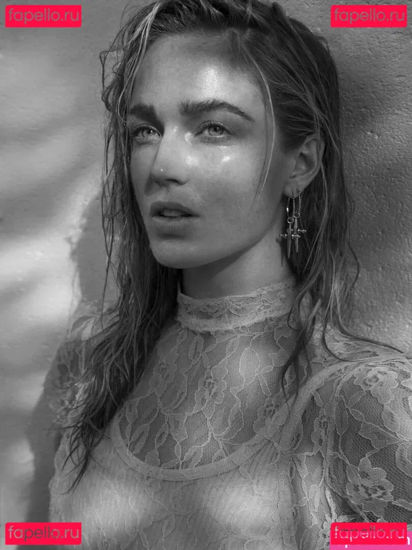 Caity Lotz Onlyfans Photo Gallery 