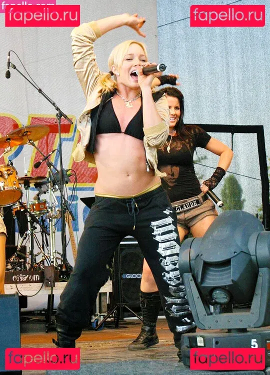 Caity Lotz Onlyfans Photo Gallery 