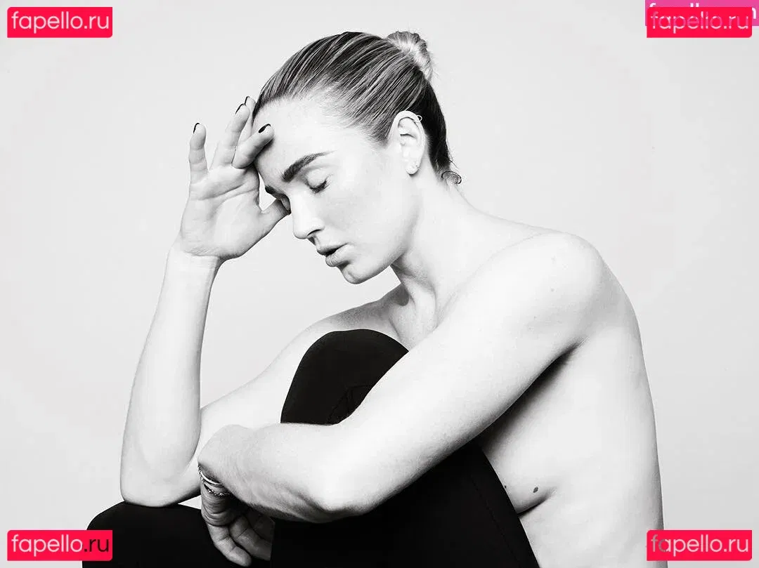 Caity Lotz Onlyfans Photo Gallery 