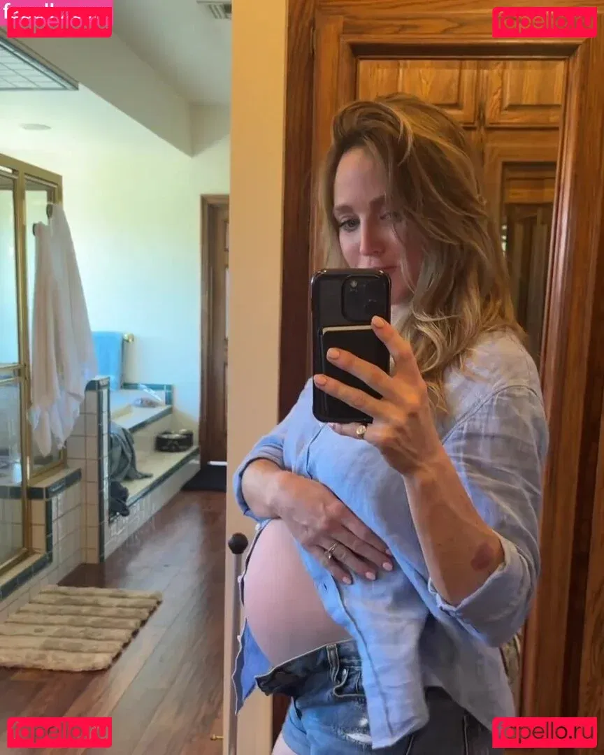 Caity Lotz Onlyfans Photo Gallery 