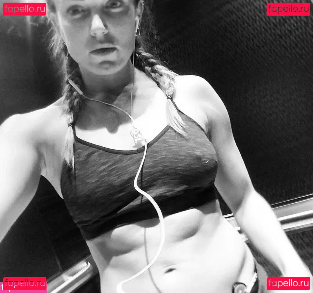 Caity Lotz Onlyfans Photo Gallery 