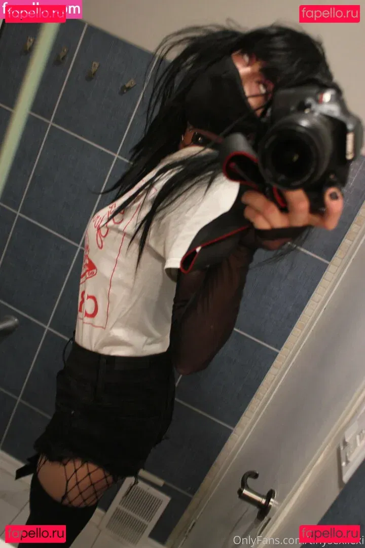 tinysexilexi666 Onlyfans Photo Gallery 