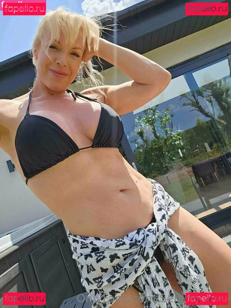 serenabou Onlyfans Photo Gallery 