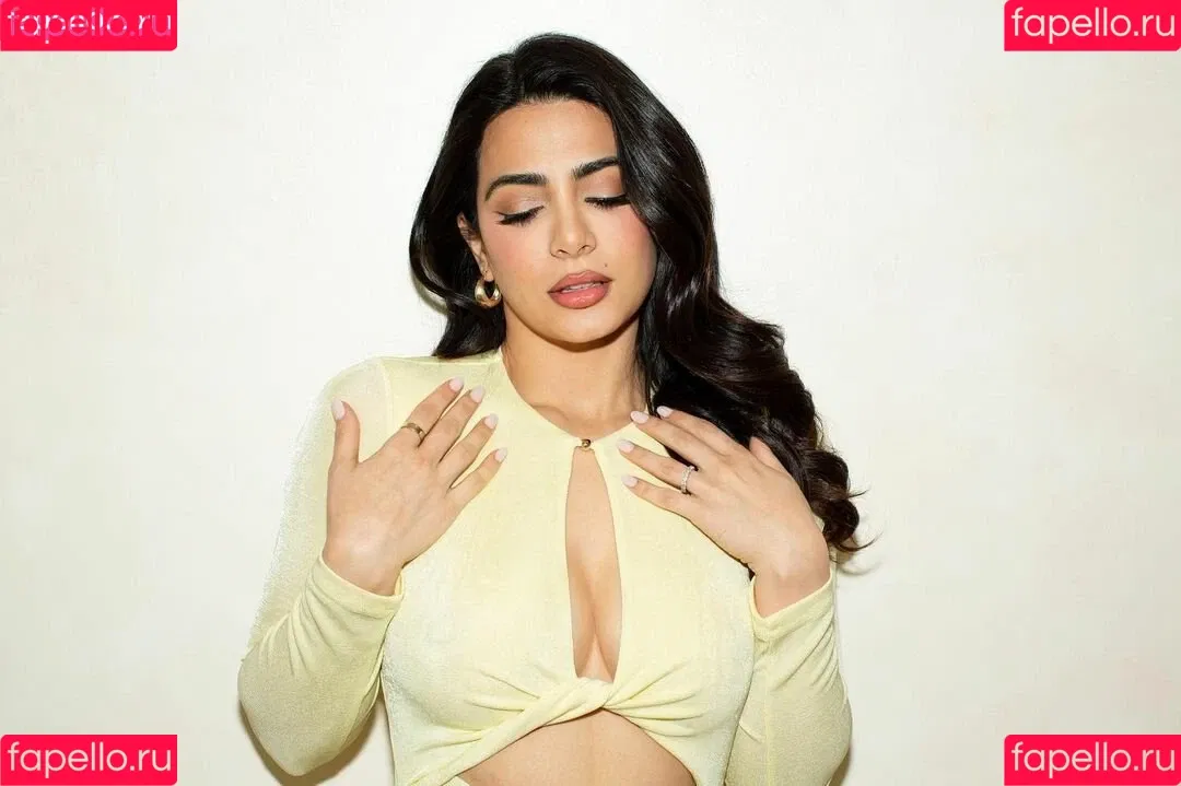 Emeraude Toubia Onlyfans Photo Gallery 