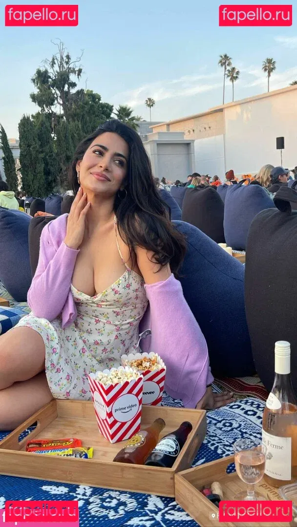 Emeraude Toubia Onlyfans Photo Gallery 
