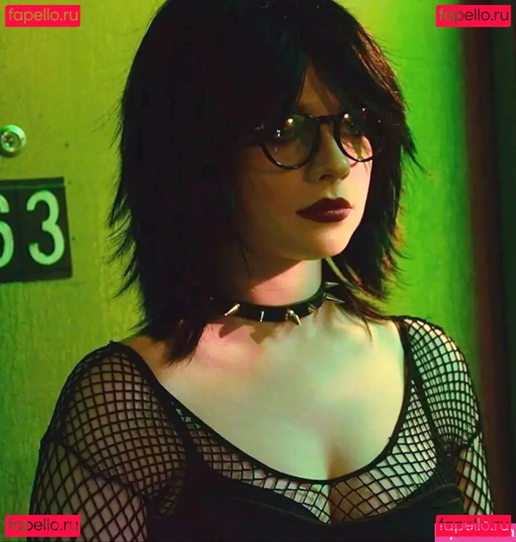 Michelle Trachtenberg Onlyfans Photo Gallery 