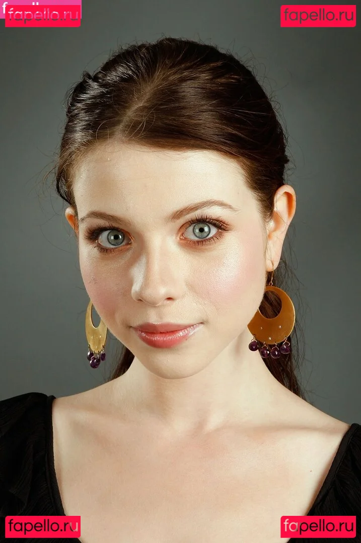 Michelle Trachtenberg Onlyfans Photo Gallery 