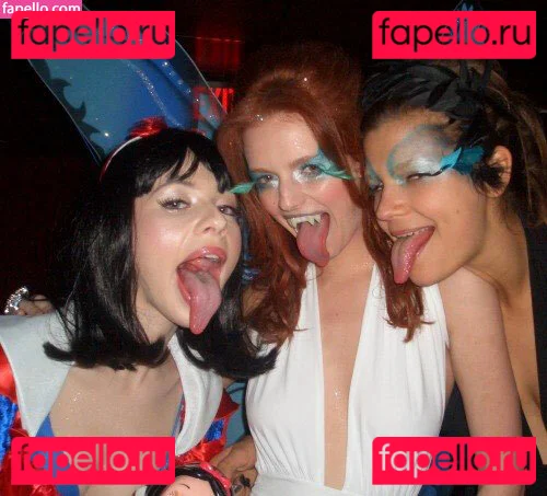 Michelle Trachtenberg Onlyfans Photo Gallery 