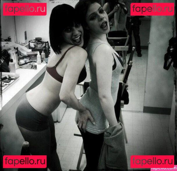 Michelle Trachtenberg Onlyfans Photo Gallery 