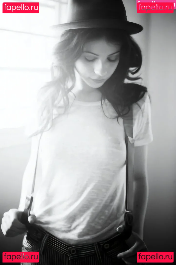 Michelle Trachtenberg Onlyfans Photo Gallery 