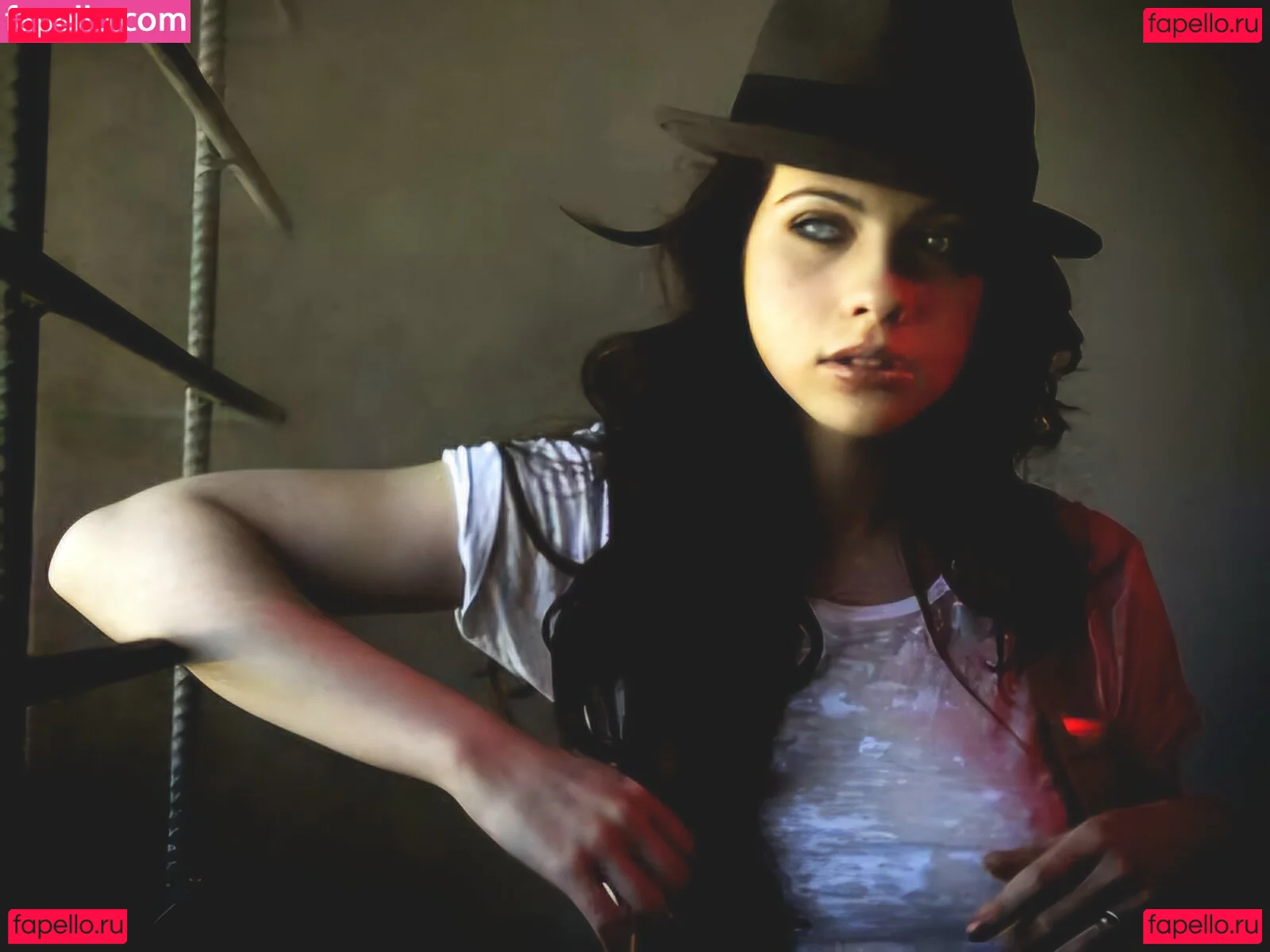 Michelle Trachtenberg Onlyfans Photo Gallery 