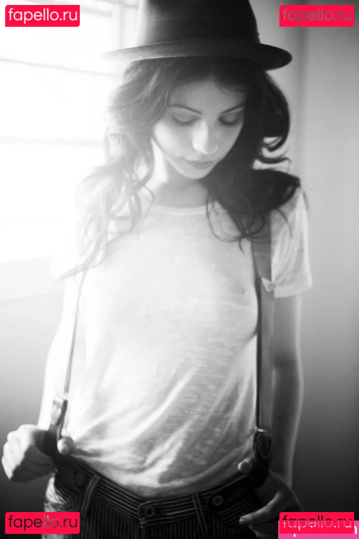 Michelle Trachtenberg Onlyfans Photo Gallery 