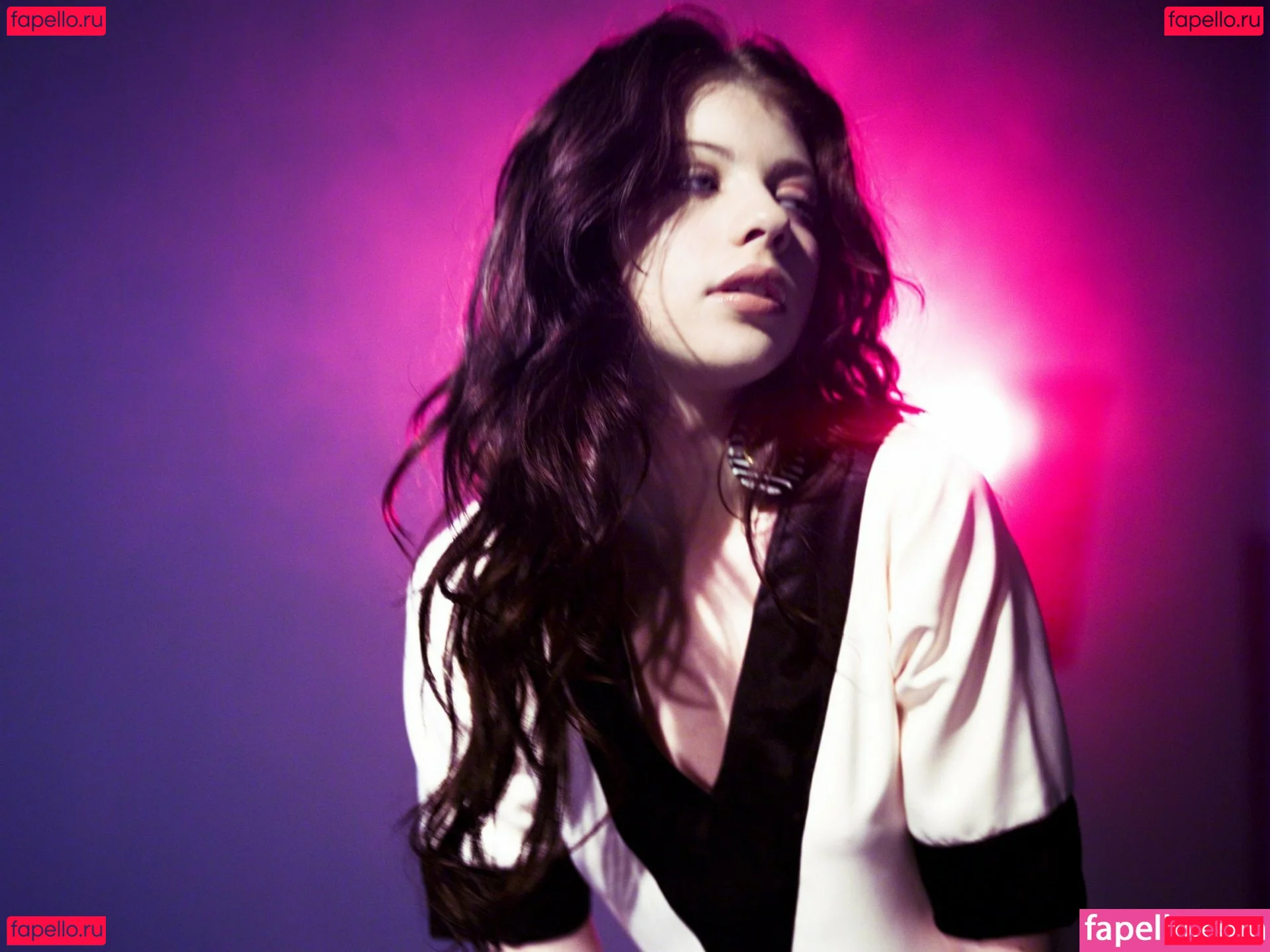 Michelle Trachtenberg Onlyfans Photo Gallery 