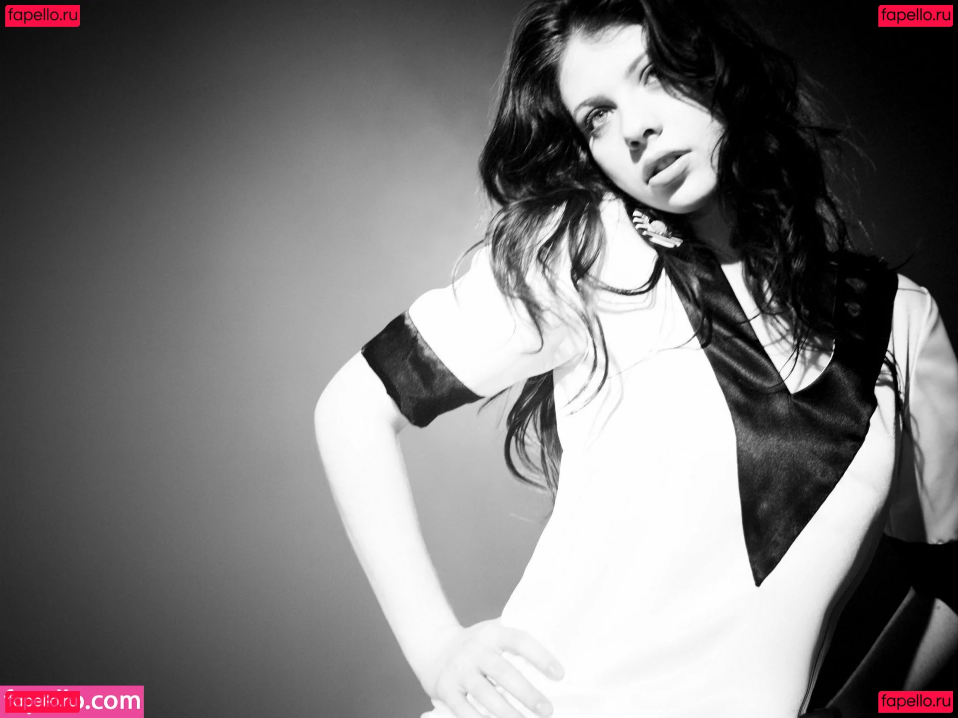 Michelle Trachtenberg Onlyfans Photo Gallery 