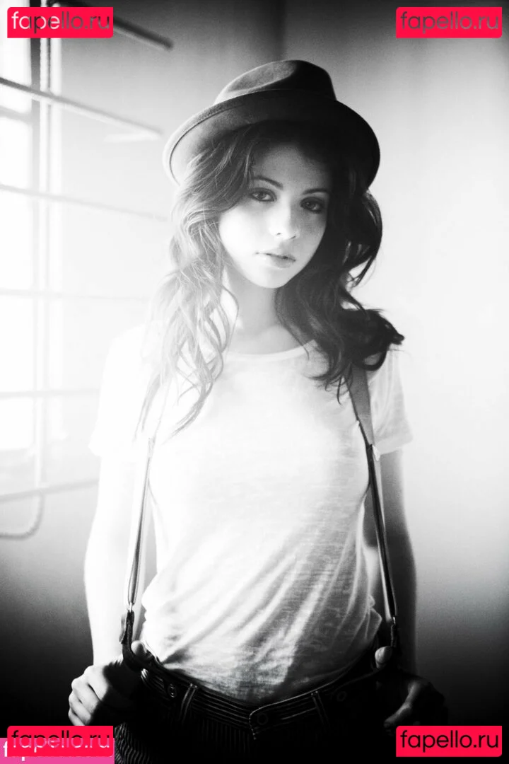 Michelle Trachtenberg Onlyfans Photo Gallery 