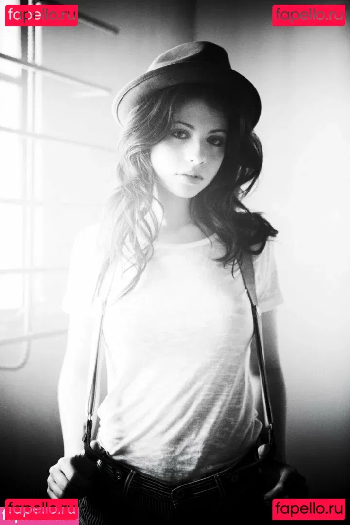 Michelle Trachtenberg Onlyfans Photo Gallery 