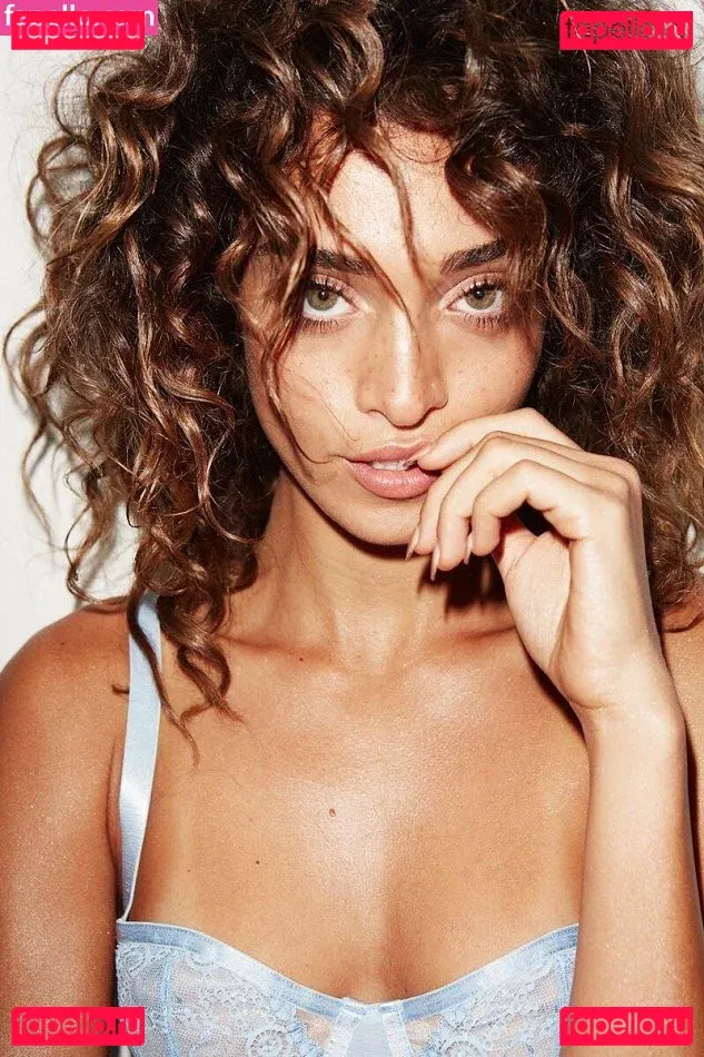 monaazar Onlyfans Photo Gallery 