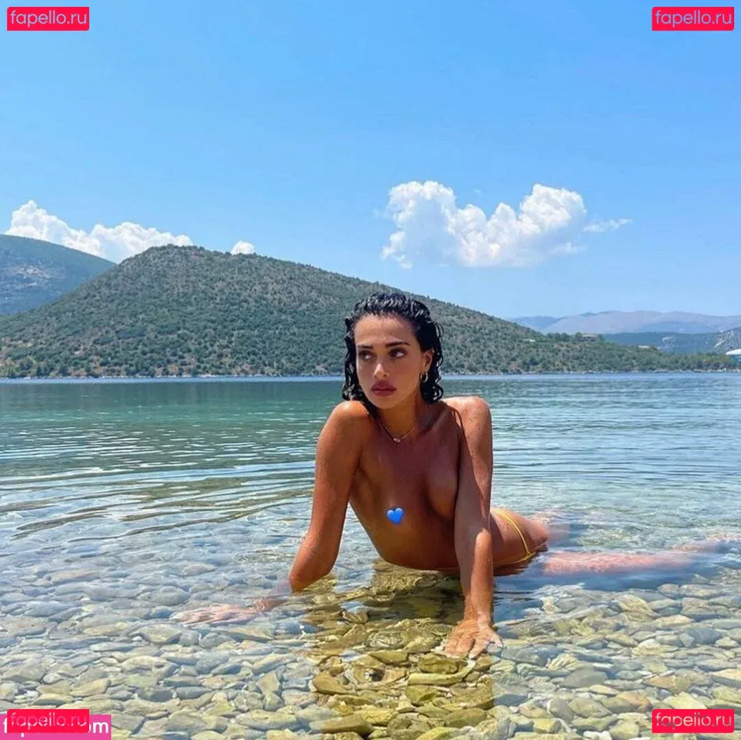 monaazar Onlyfans Photo Gallery 