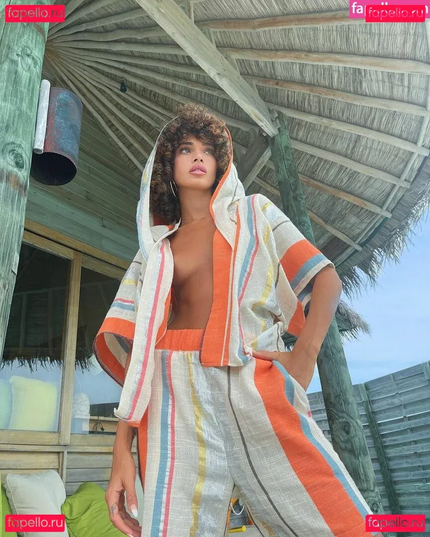 monaazar Onlyfans Photo Gallery 