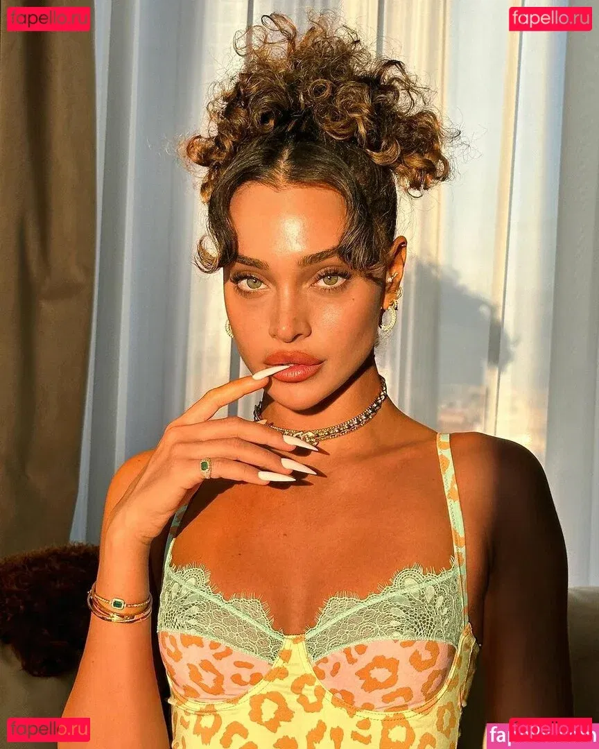 monaazar Onlyfans Photo Gallery 