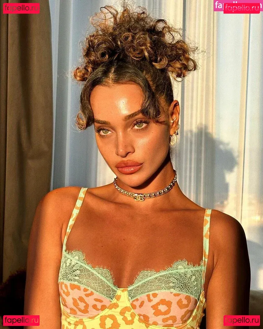 monaazar Onlyfans Photo Gallery 