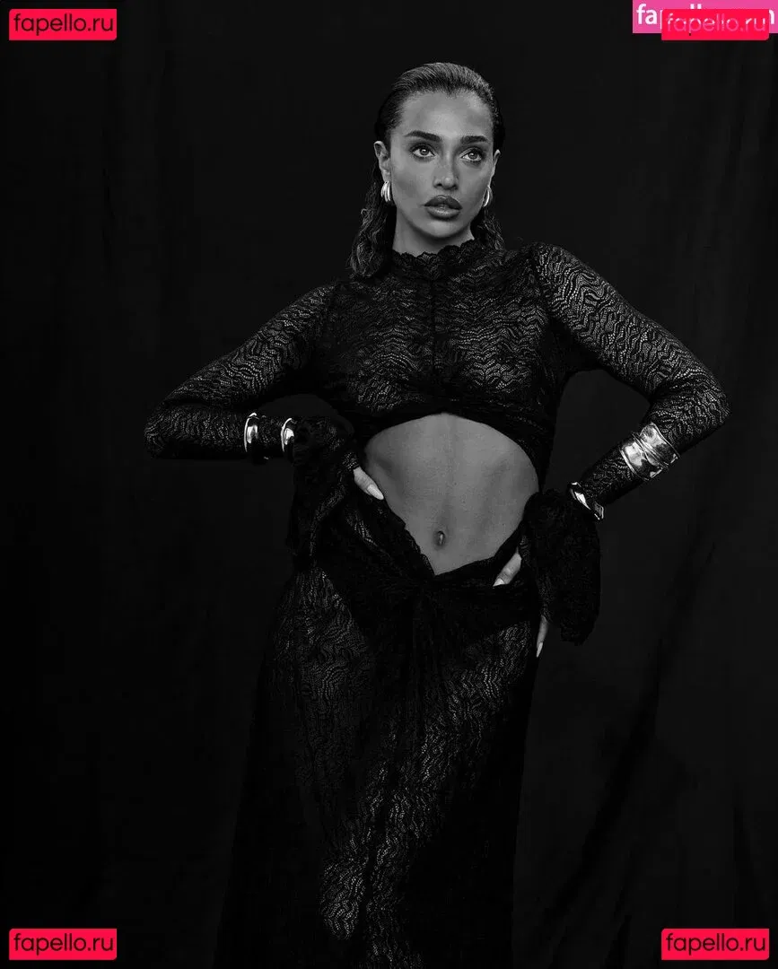 monaazar Onlyfans Photo Gallery 