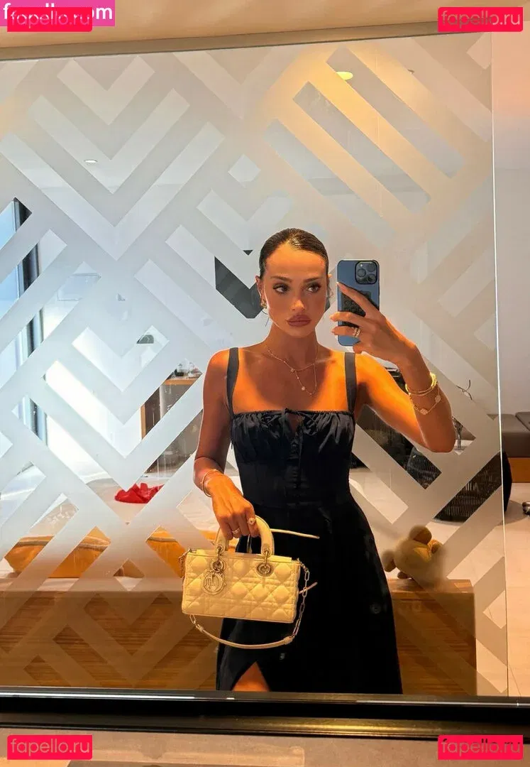 monaazar Onlyfans Photo Gallery 