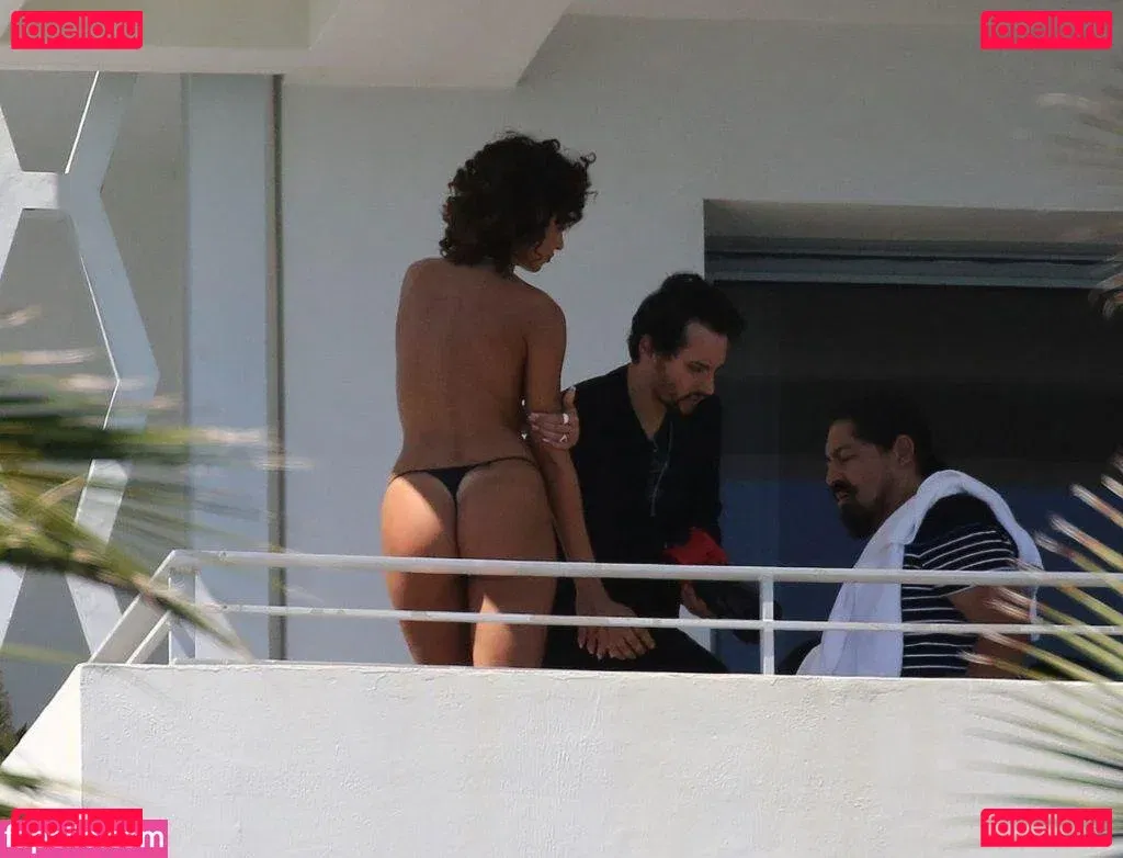 monaazar Onlyfans Photo Gallery 