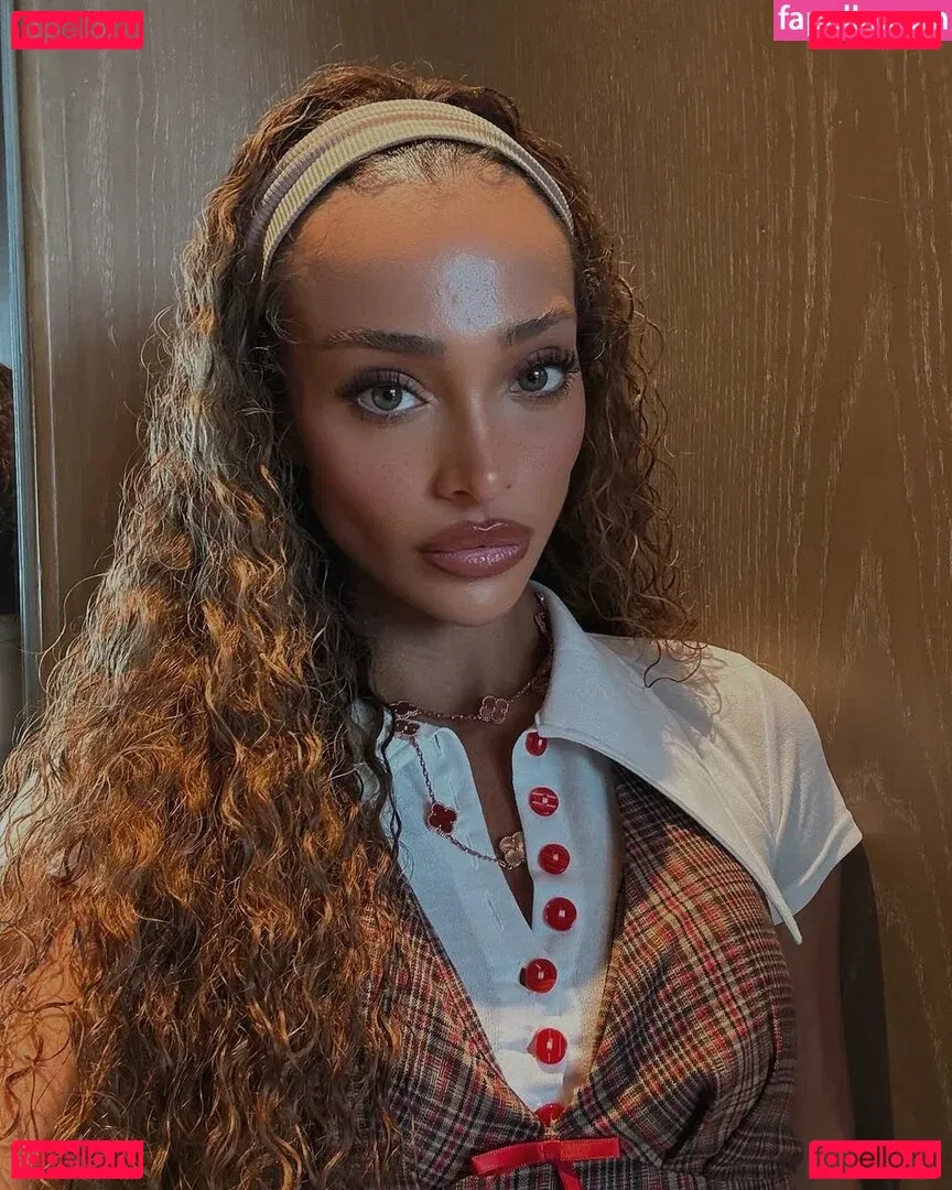 monaazar Onlyfans Photo Gallery 