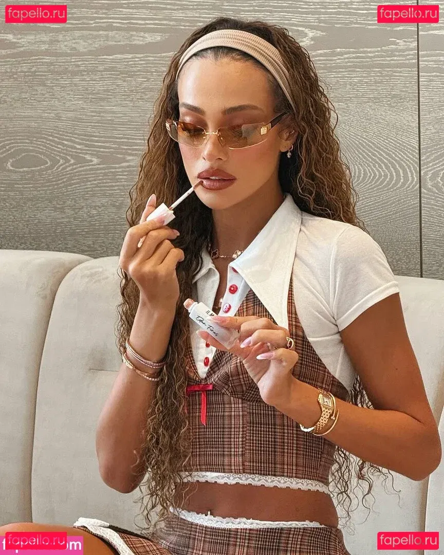 monaazar Onlyfans Photo Gallery 