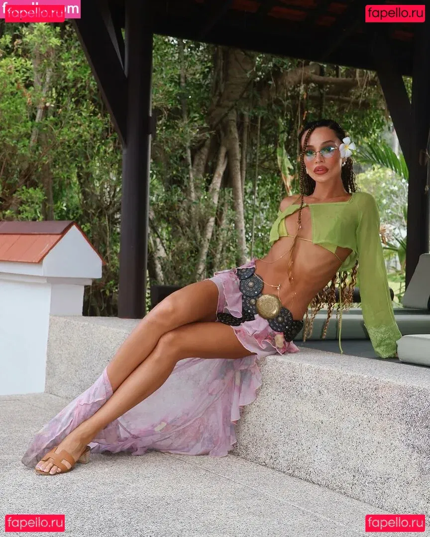 monaazar Onlyfans Photo Gallery 