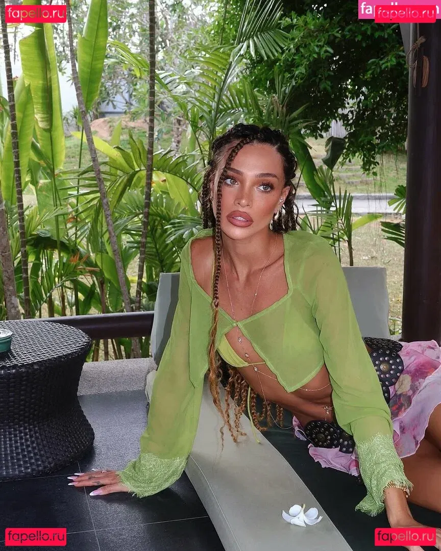 monaazar Onlyfans Photo Gallery 