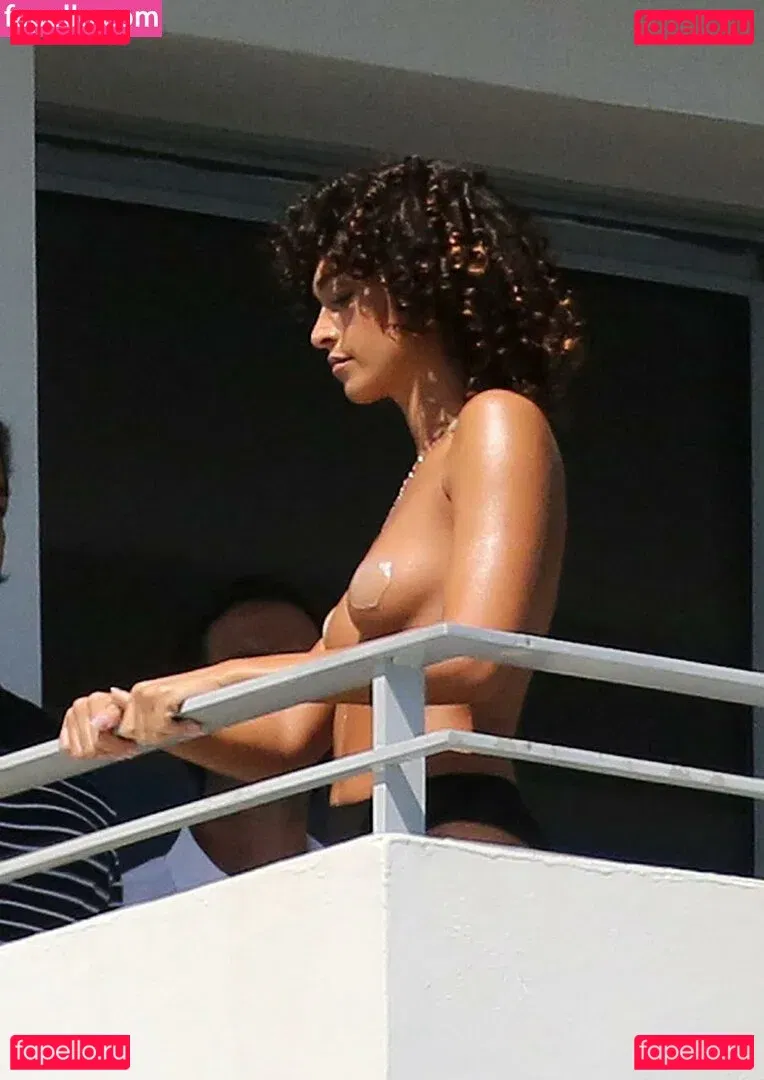 monaazar Onlyfans Photo Gallery 