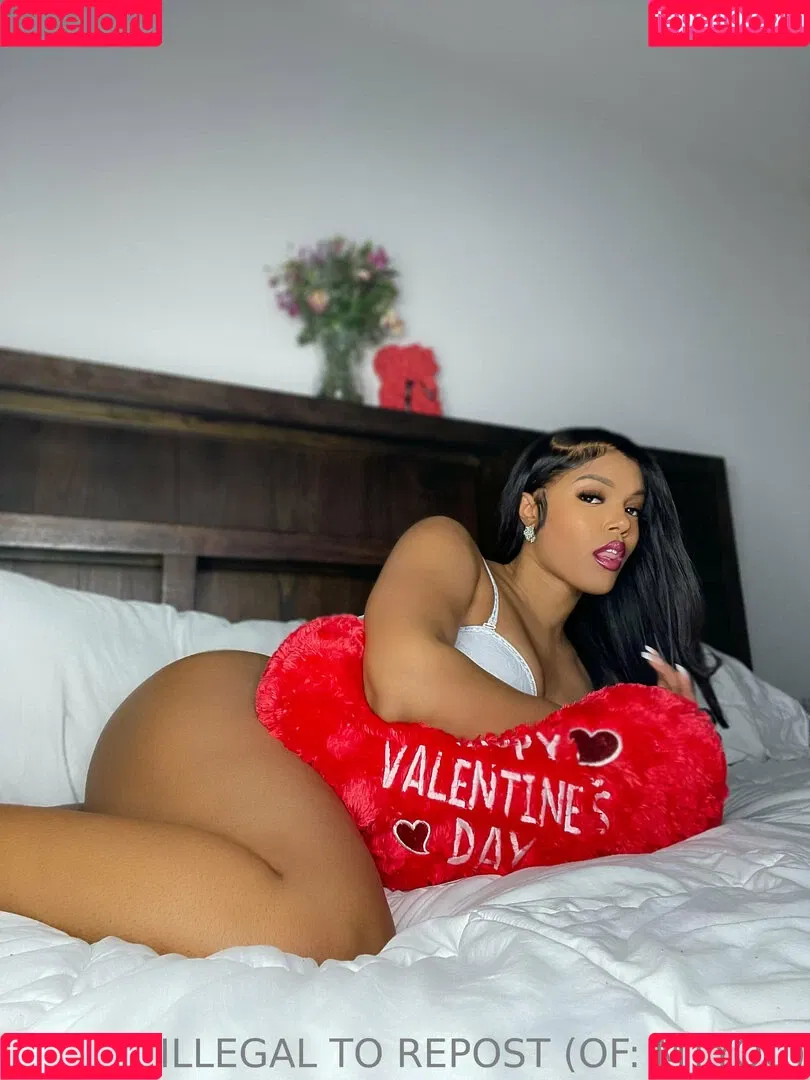 Lola Teases Onlyfans Photo Gallery 