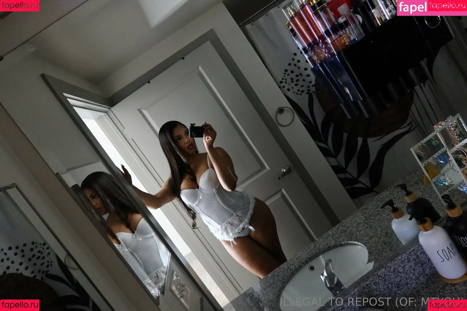 Lola Teases Onlyfans Photo Gallery 