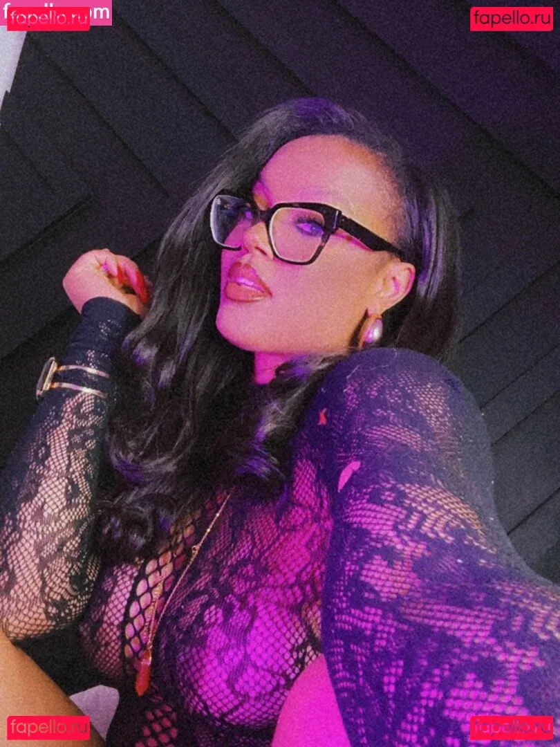 Lola Teases Onlyfans Photo Gallery 