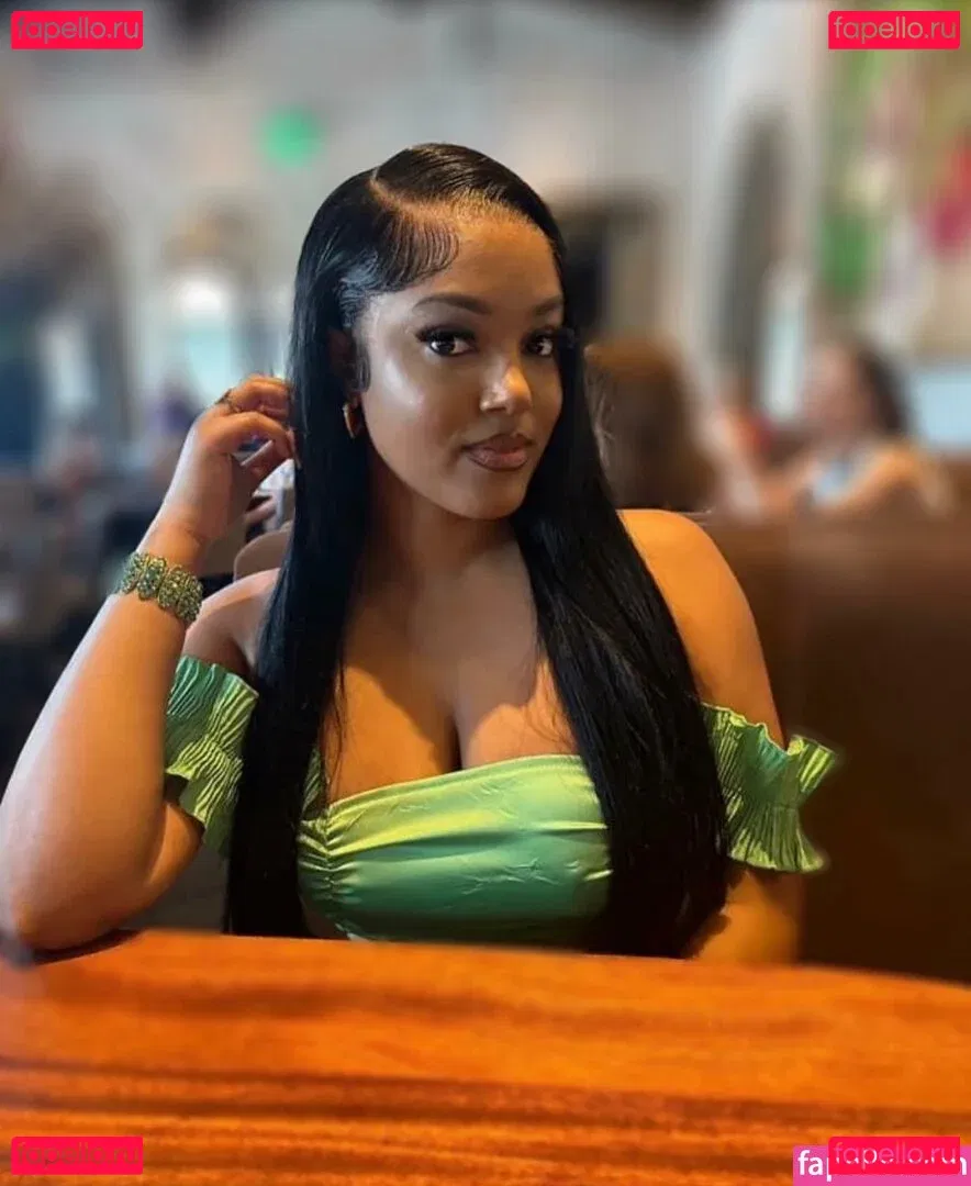 Lola Teases Onlyfans Photo Gallery 