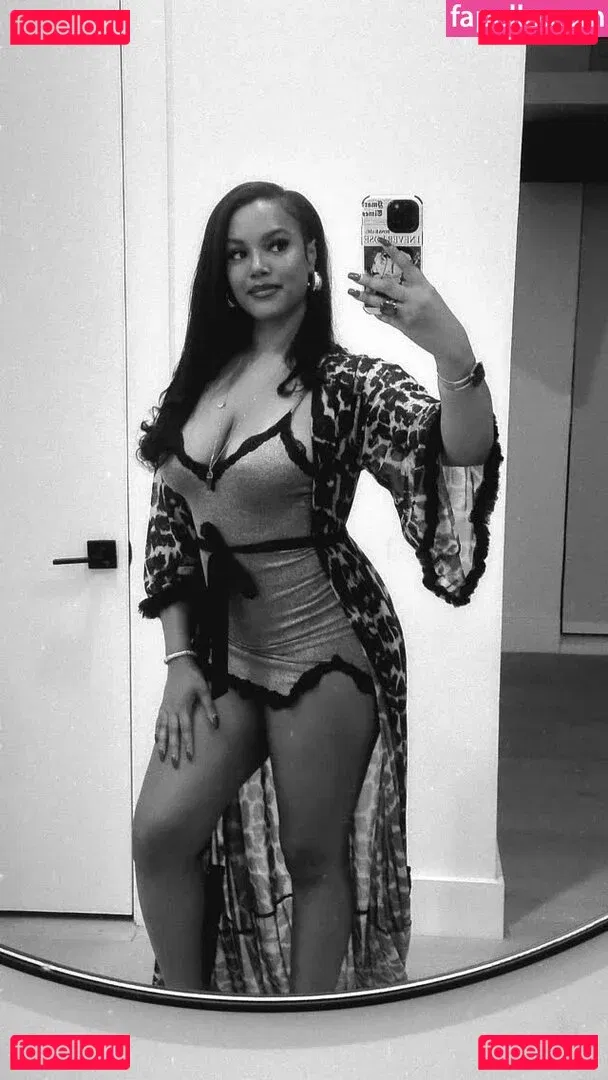 Lola Teases Onlyfans Photo Gallery 