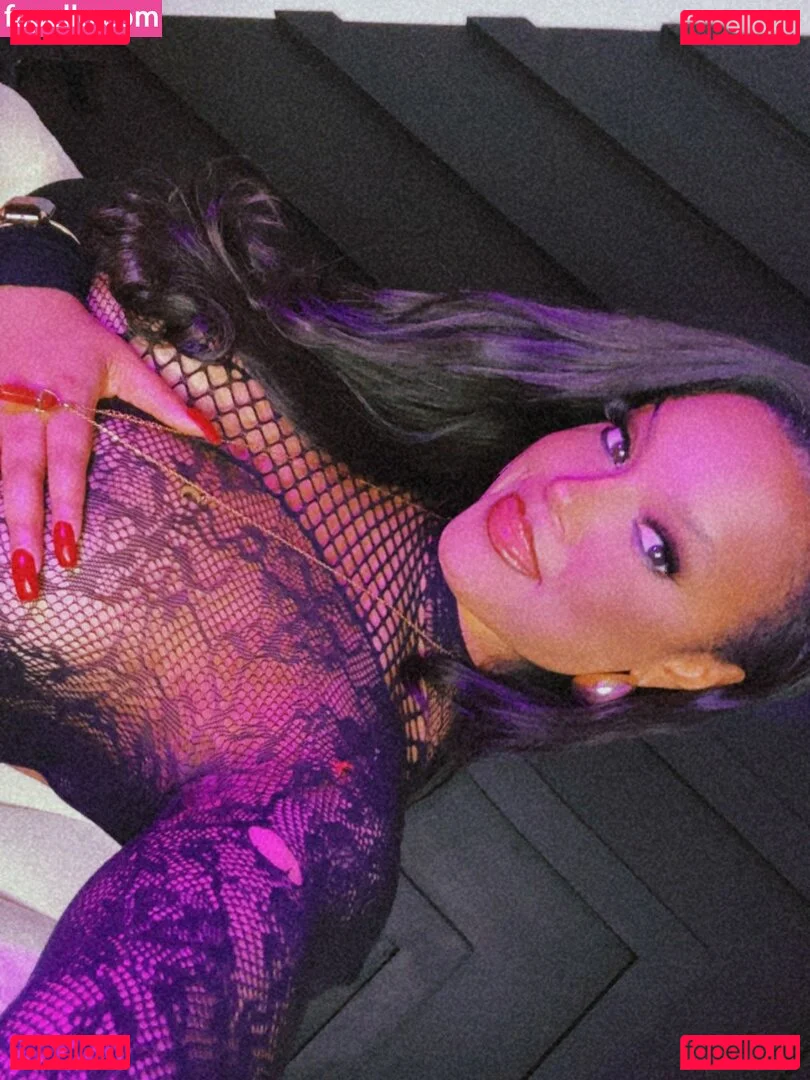 Lola Teases Onlyfans Photo Gallery 