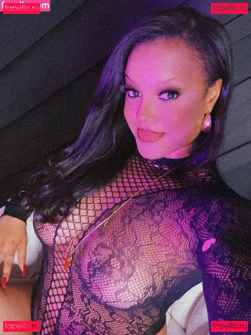 Lola Teases Onlyfans Photo Gallery 