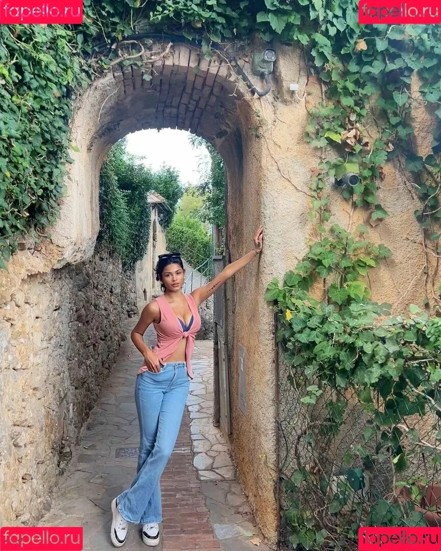 Komal Khosla Onlyfans Photo Gallery 