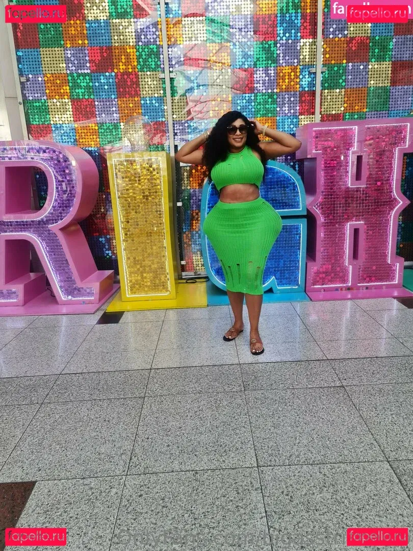 bigasstrishavip Onlyfans Photo Gallery 