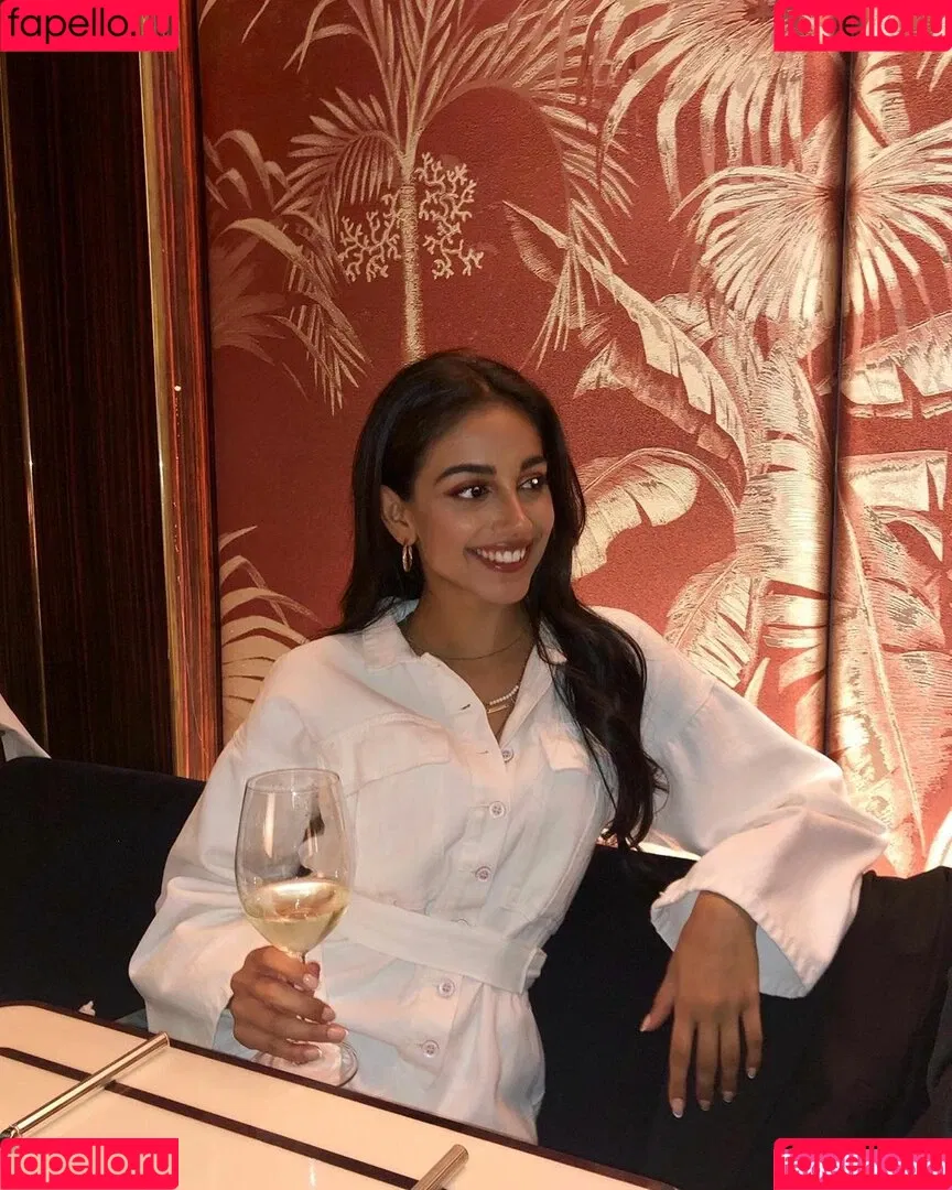 Banita Sandhu Onlyfans Photo Gallery 