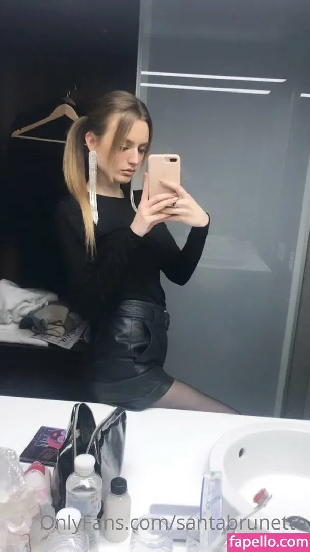 Santa_brunette Onlyfans Photo Gallery 