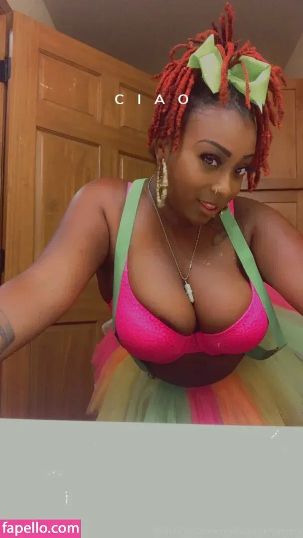 mzstrawberryhenny Onlyfans Photo Gallery 