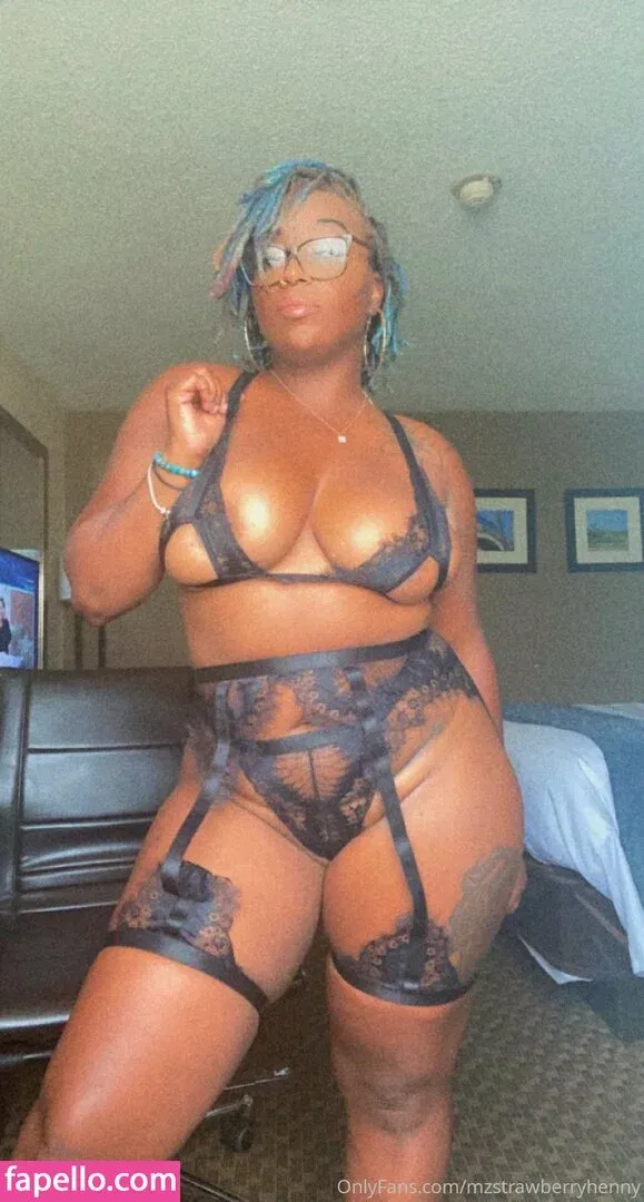 mzstrawberryhenny Onlyfans Photo Gallery 